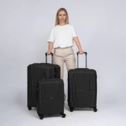 Essentials 06 3-SET 4 Ruedas Juego De Maletas 3 Piezas -Bolsa De Viaje 4ba2165ccf61dd0d9361df1fed141a8a 2