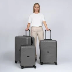 Essentials 05 3-SET 4 Ruedas Juego De Maletas 3 Piezas -Bolsa De Viaje 911e2a8f405d0722e097d536acac87d0 2